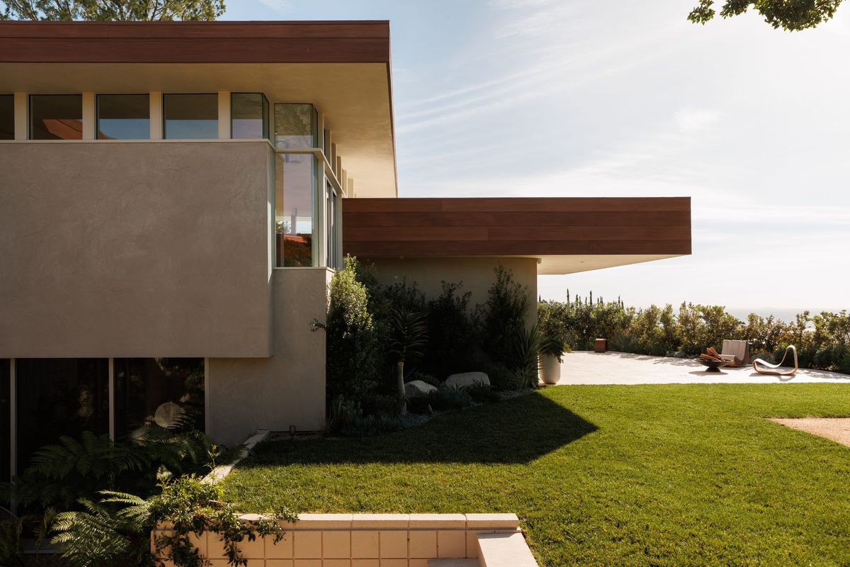 Carla Ridge: Plaster and redwood-clad volumes cantilevered over a lawn and hillside garden
