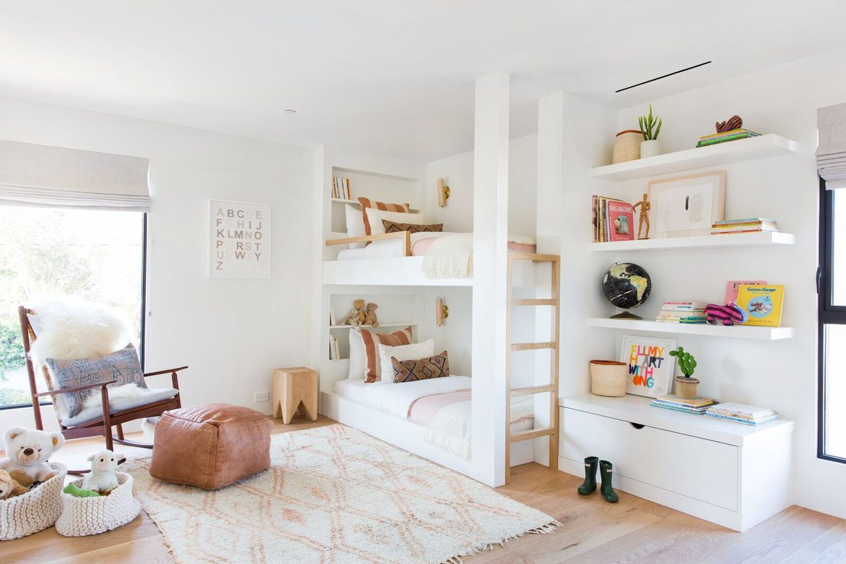 Flower: Children's room with white built-in bunk beds and open shelving