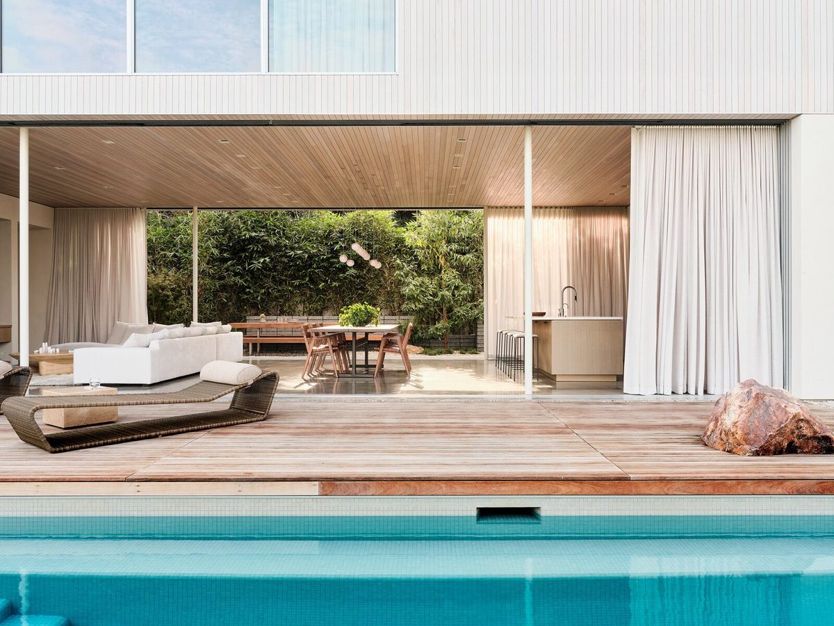 Modjeska: Living room opening fully onto the pool deck